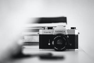 灰色和黑色Yashica胶片照相机